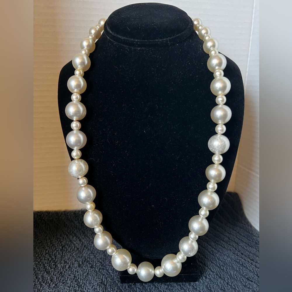 Elegant 40’s-50’s Gradient Pearl Over Head Necklace 12” Drop